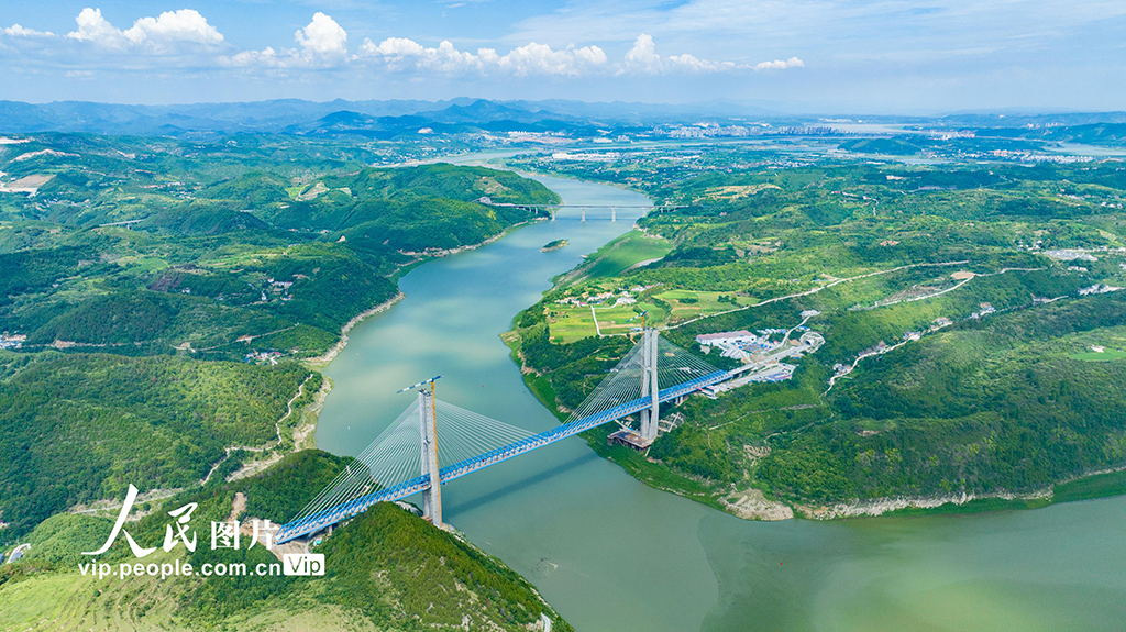 湖北十堰:西十高铁汉江特大桥钢桁梁即将合龙