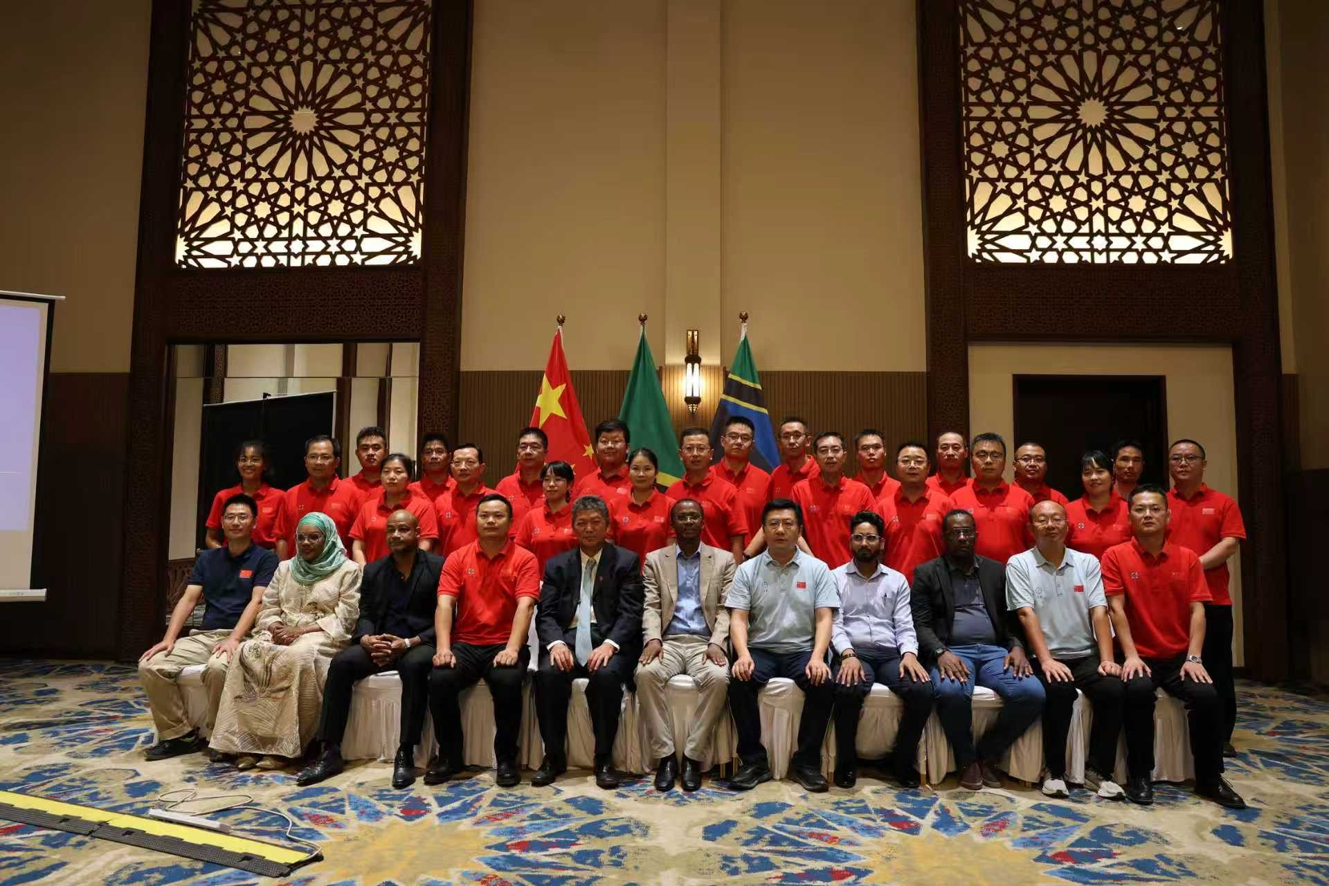 医疗队全体队员与桑给巴尔嘉宾合影。 中国援桑医疗队供图
