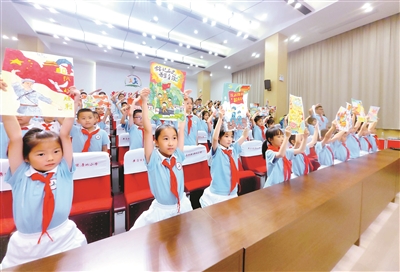 在安徽省安庆市健康路小学,学生们现场展示自己创作的国防主题绘画作品。方 迪摄