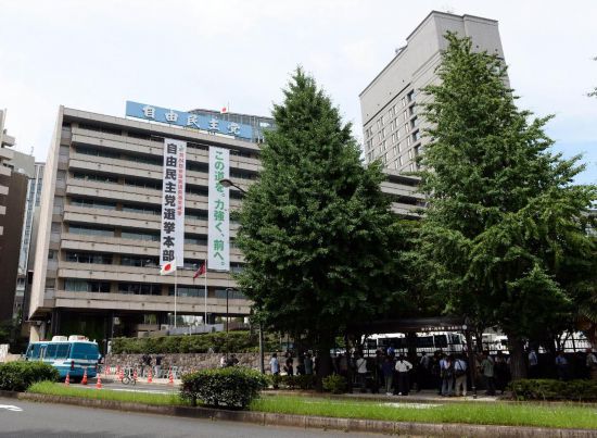 2016年7月10日,在日本东京,媒体记者排队等候进入自民党总部。新华社记者马平摄