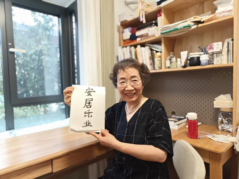 乔迁新居后,靳阿姨喜欢上了书法。人民网记者 夏晓伦摄