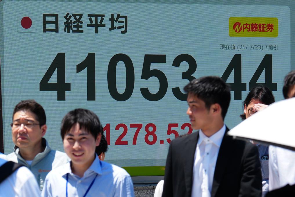 7月23日，行人经过位于日本东京的电子股指显示屏。新华社记者贾浩成摄