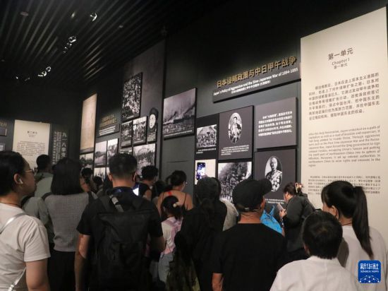  8月15日，两岸媒体人在辽宁沈阳参观“九·一八”历史博物馆。 新华社记者 王承昊 摄