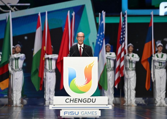 2023年8月8日,成都大运会举行闭幕式,时任国际大体联代理主席雷诺·艾德致辞。新华社记者 张龙 摄