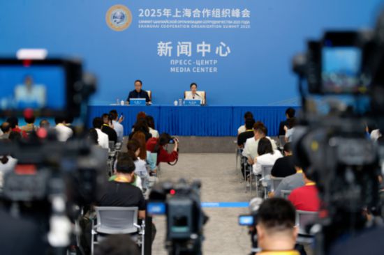 8月30日,在天津梅江国际会展中心,2025年上海合作组织峰会新闻中心举行上合组织睦邻友好合作委员会吹风会,上海合作组织睦邻友好合作委员会秘书长左洪波介绍该组织民间交往与合作,以及睦委会推进该组织民间外交工作情况,并回答记者提问。 新华社记者 张笑宇 摄