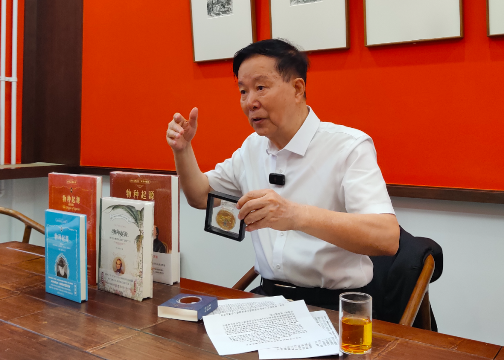 采访中,舒德干介绍昆明鱼和第一动物树相关研究。澎湃新闻记者程婷图